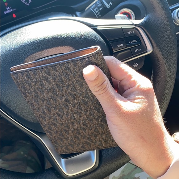 MICHAEL KORS WALLET - Picture 2 of 3